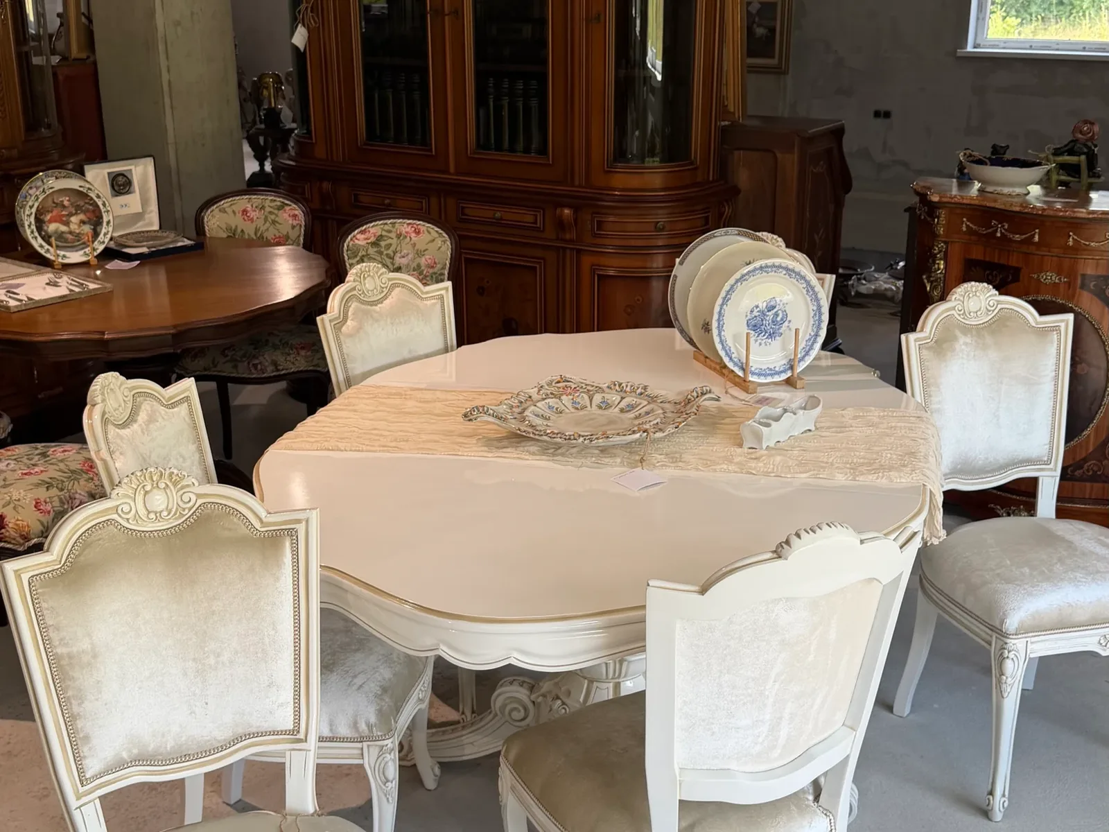 Masă extensibilă cu scaune din lemn masiv, piesă care necesită umiditate constantă în sezonul rece