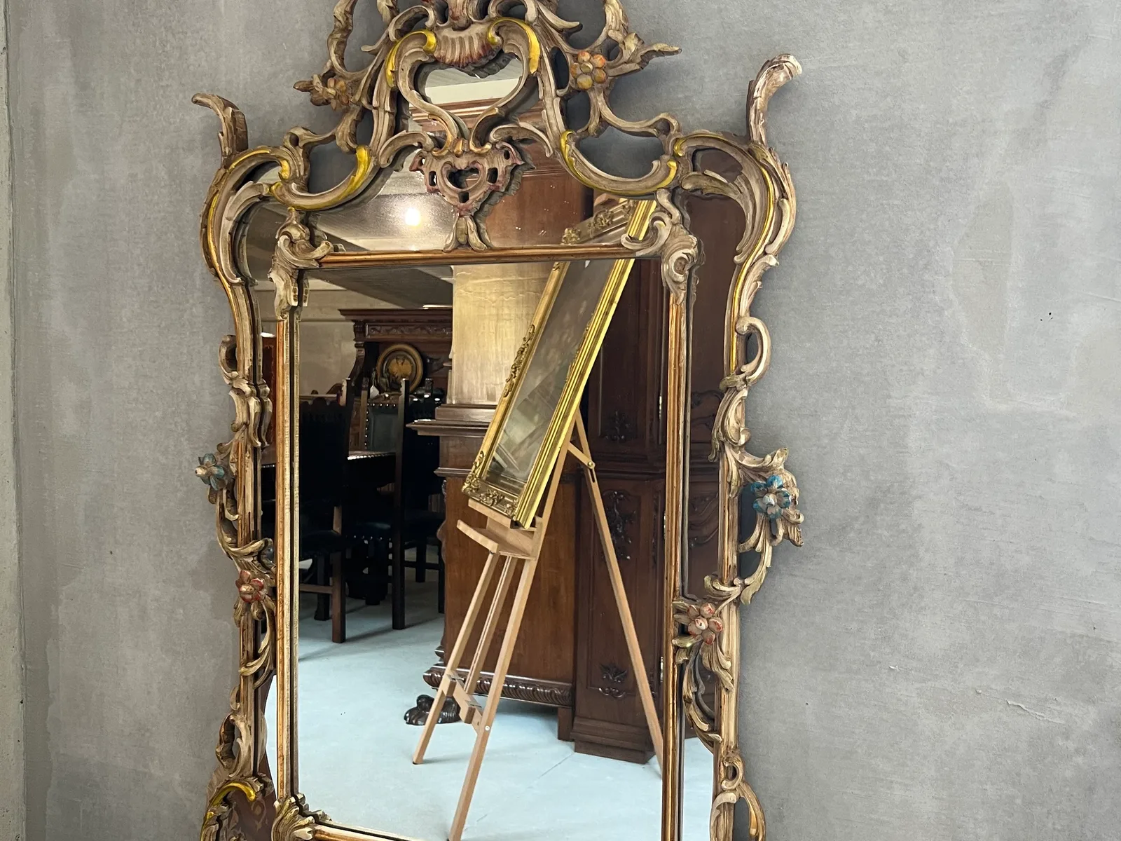 Ramă sculptată din lemn masiv, cu detalii decorative dense