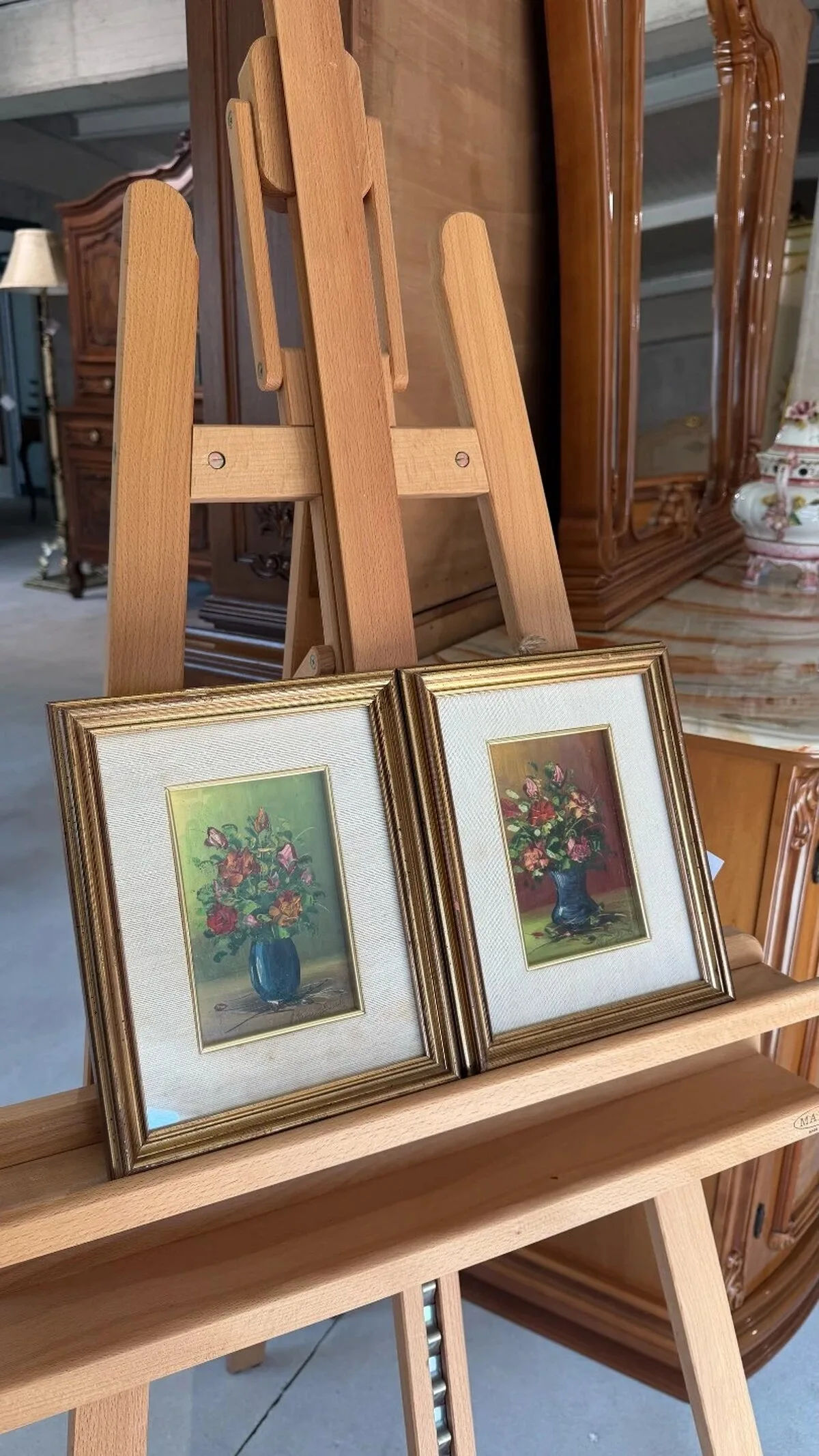 Pereche de picturi în ulei cu naturi statice florale, montate în rame aurite identice