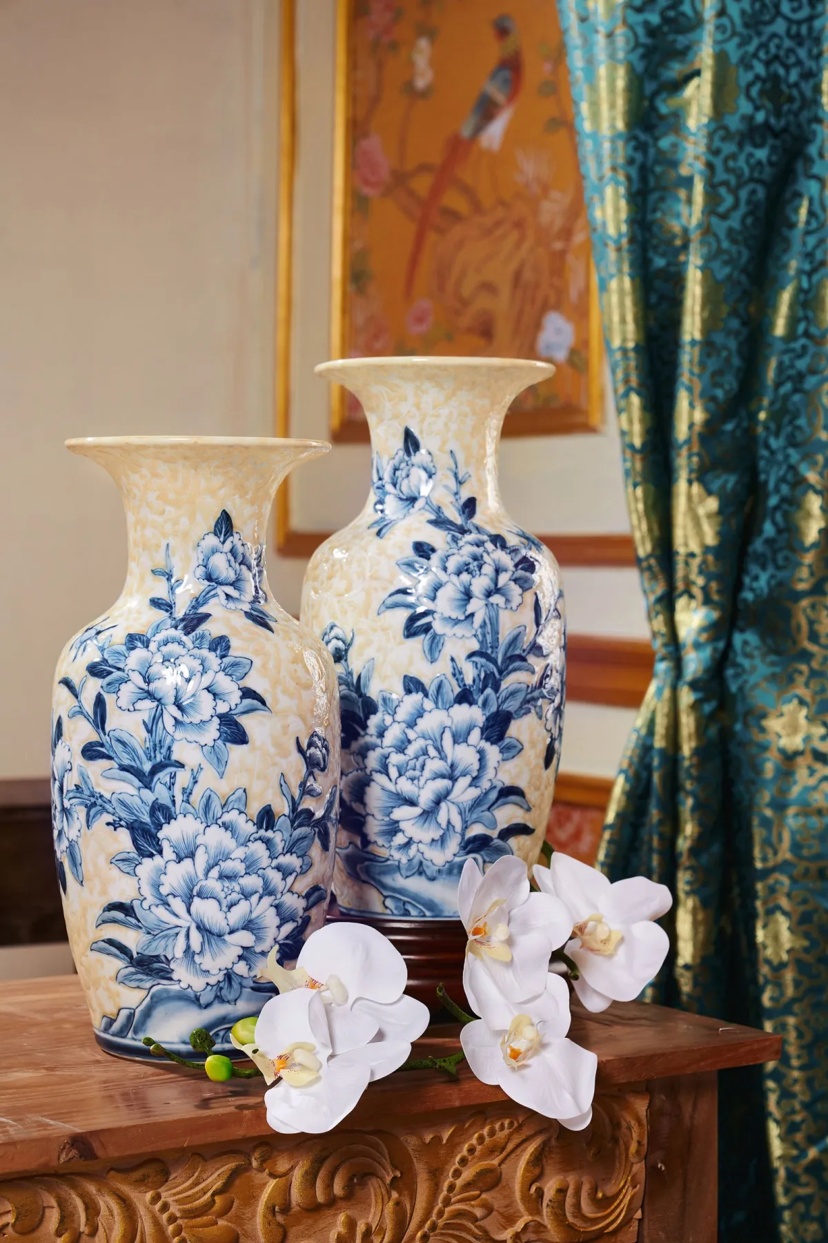 Decorative Sicilian vase, an example of a single accent suited to a bar cart's top