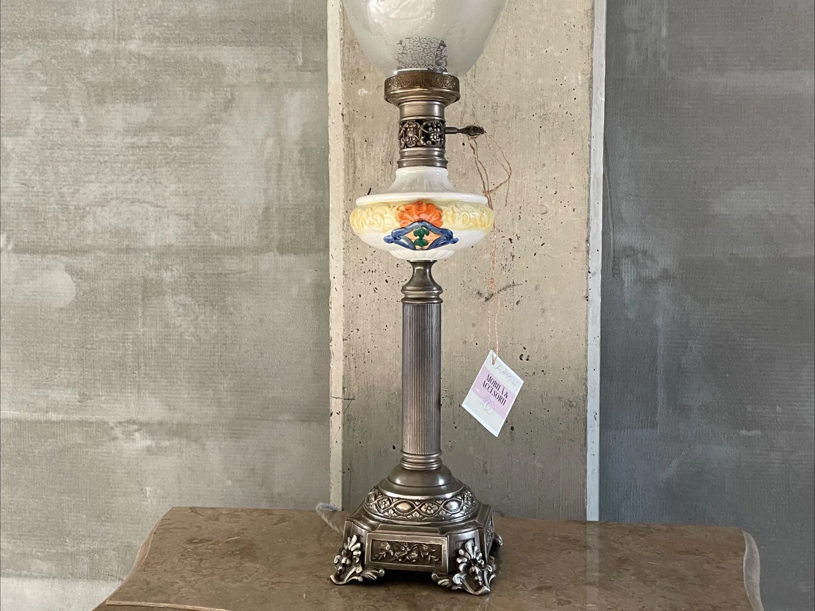 Veioză vintage cu abajur din sticlă, folosită ca sursă de lumină suplimentară alături de candelabrul central