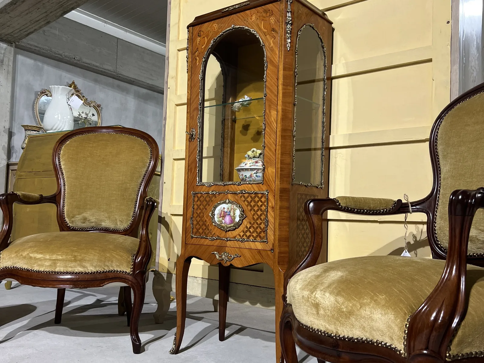 Vitrină vintage mică din lemn masiv
